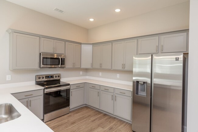 Building Photo - Modern 4 Bedroom Home in Red Bank