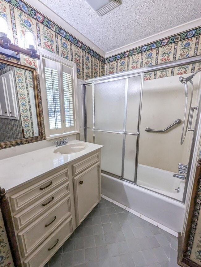 Building Photo - Spacious 4/3 bathroom Home