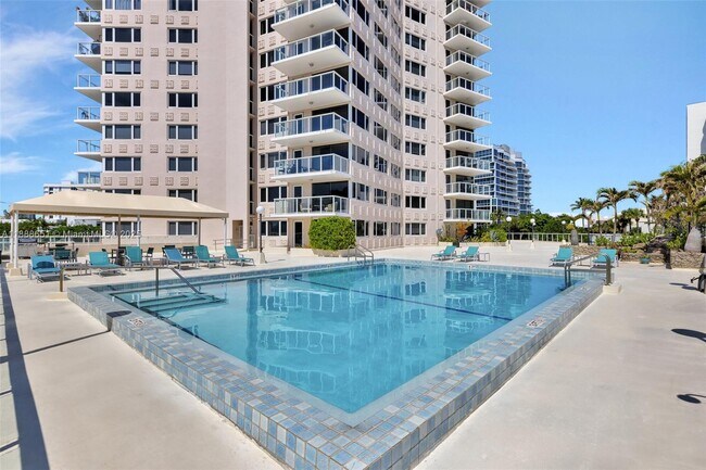 Building Photo - 3000 Holiday Dr