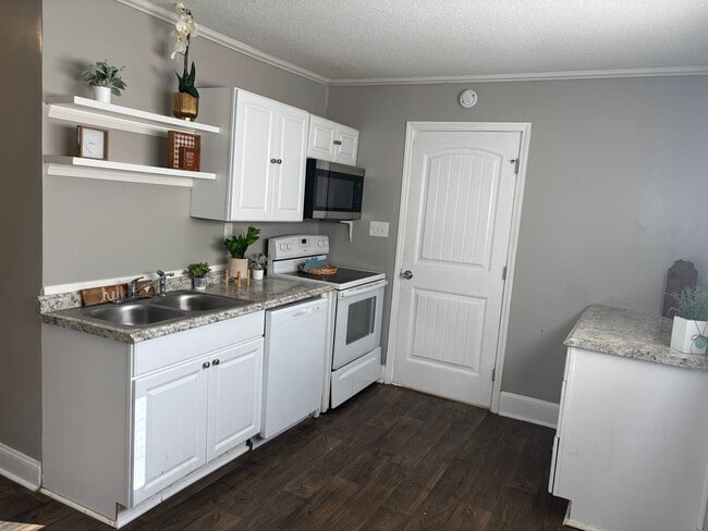 Building Photo - Coming Soon! 3 bedroom 1 bathroom house !