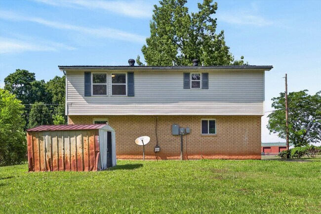 Building Photo - Pet Friendly Three Bedroom!