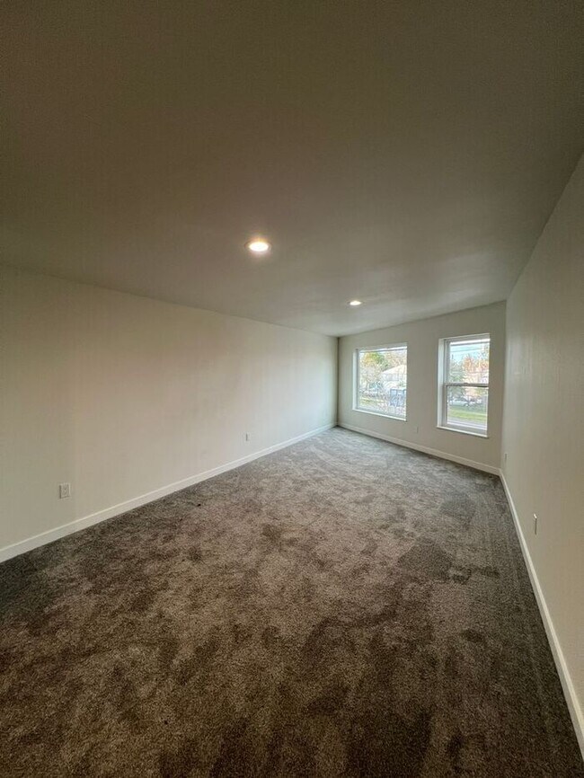 Building Photo - Professional Photos Coming Soon!