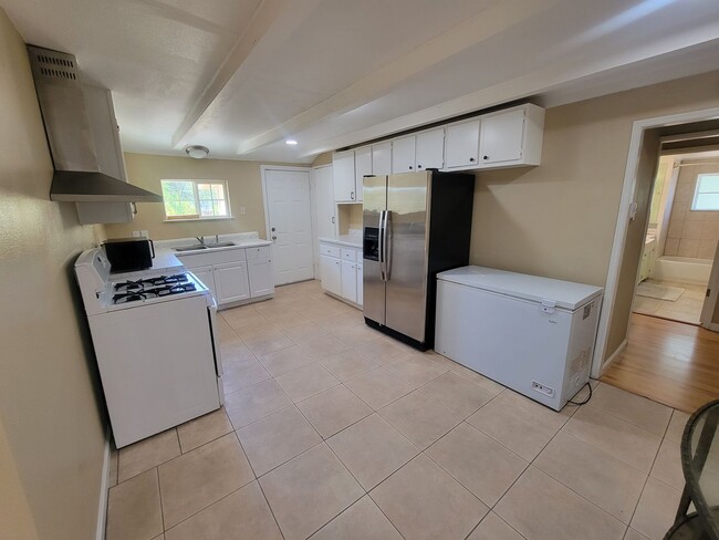 Building Photo - 1528 Los Robles Blvd