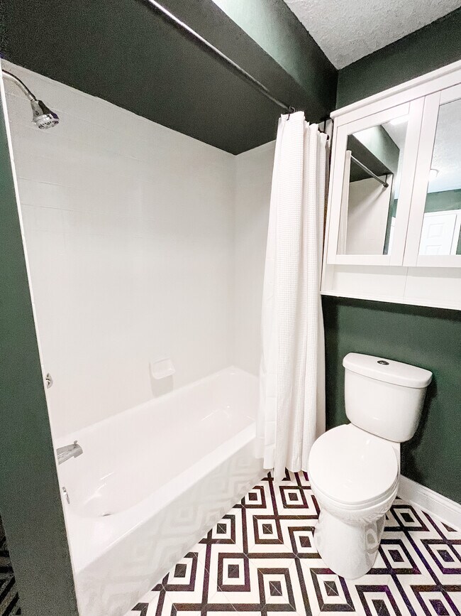 Spotless tub - 2802 Linden Ave