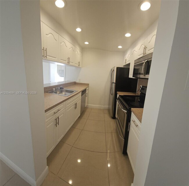 Building Photo - 8160 Geneva Ct