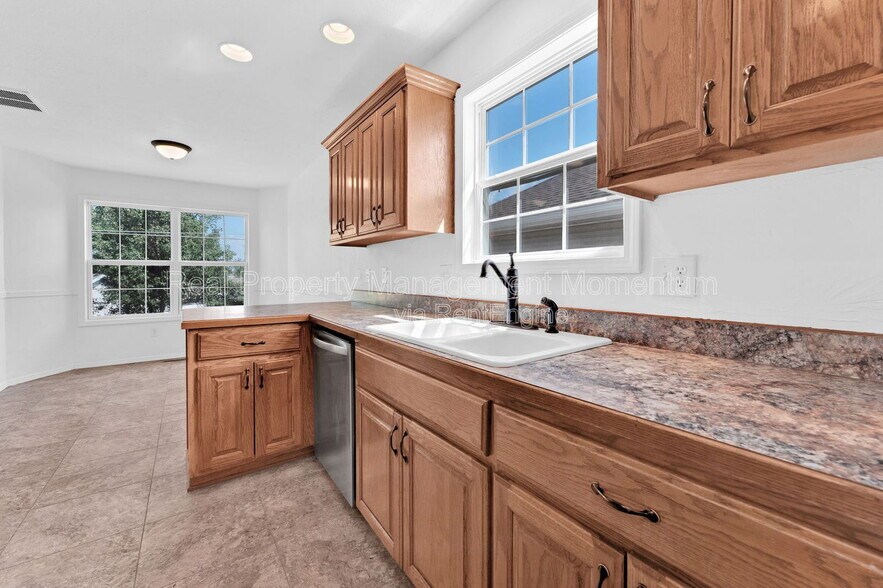 Building Photo - 882 S Hickory Ln