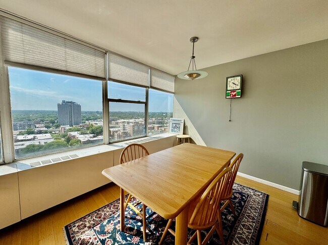 Building Photo - Bright, Spacious 2BR/2BA in Edgewater Beach!