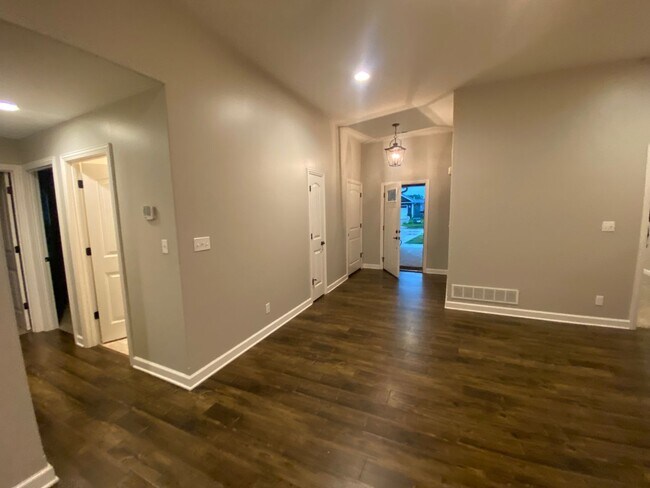 Building Photo - Southwest Columbia Home