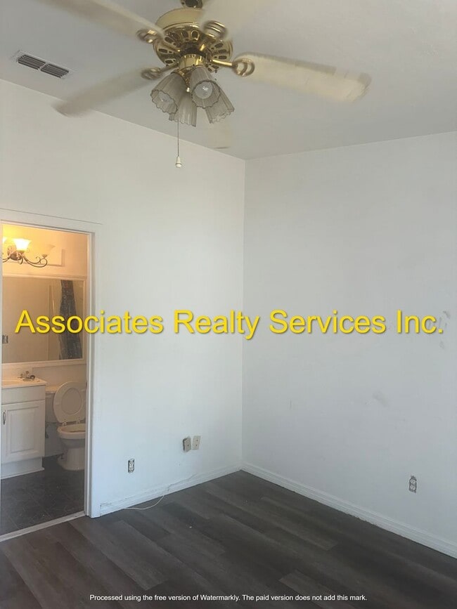 Building Photo - Nice 2 Br in Mill Run of SW 20th Ave! Great location! Must See!