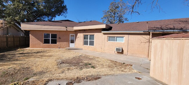 Building Photo - LARGE HOME IN CONVIENT LOCATION