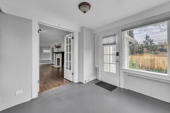 Building Photo - Gorgeous East Crestwood Home