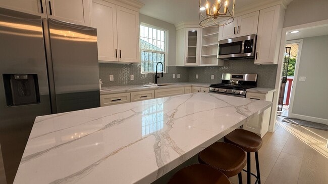 Building Photo - EPIC REA: Charming 2 Bed/ 1 Bath Home in Oakland’s Foothill Neighboorhood