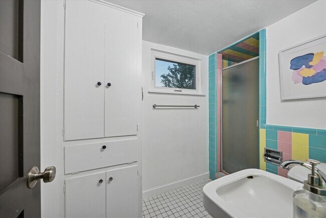 Building Photo - 6407 Lynn Ln