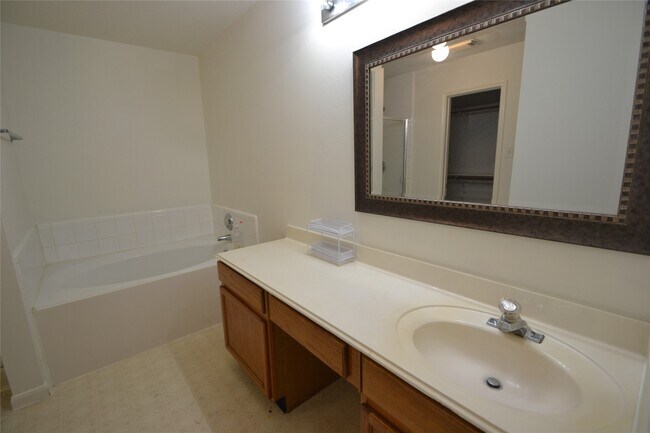 Building Photo - 5126 Riverwood Dr