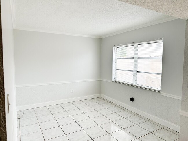 Building Photo - 4010 Inverrary Dr