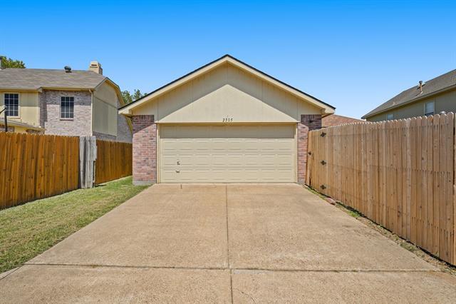 Building Photo - 2305 Valley Creek Dr