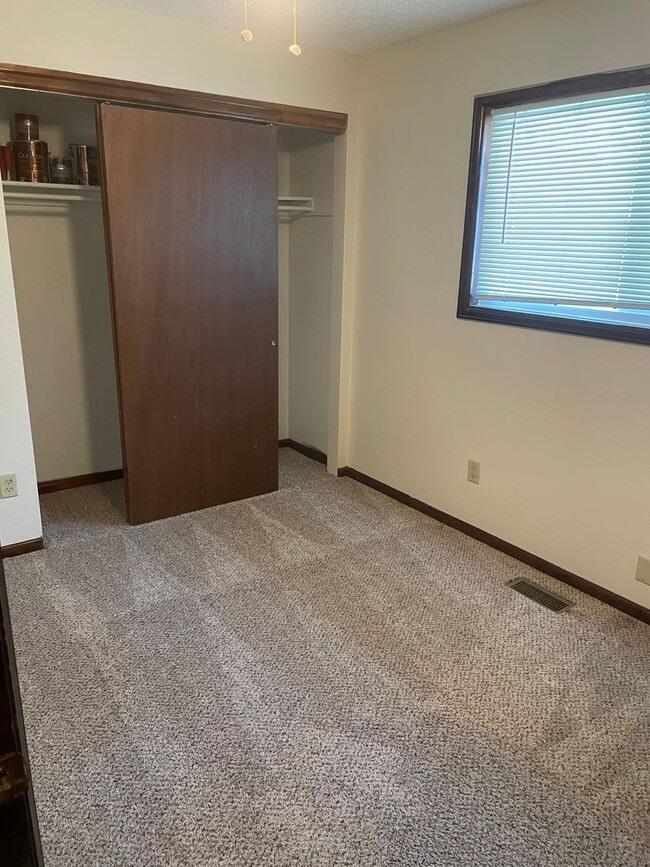 Building Photo - Spacious 4 bed 1.5 Bath Ranch-Style Home i...