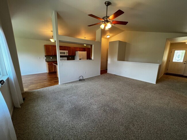 Building Photo - Charming 3 Bed, 2 Bath Home in Maple Hill