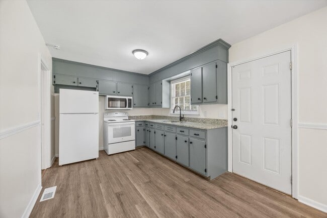 Building Photo - 2111 Shady Ln Cir NW