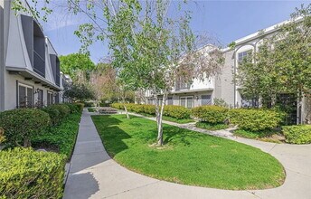 Building Photo - "Chic Woodland Hills Retreat: Spacious 1-B...