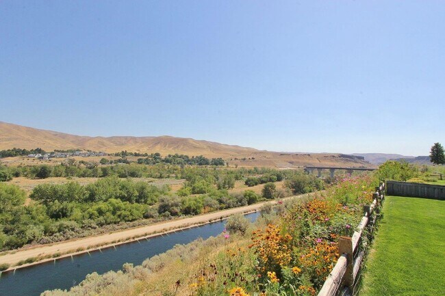 Building Photo - Immaculate Rim Home w/Stunning Views