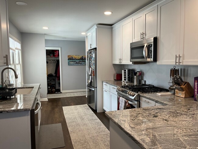 Building Photo - 8445 N Greenvale Rd