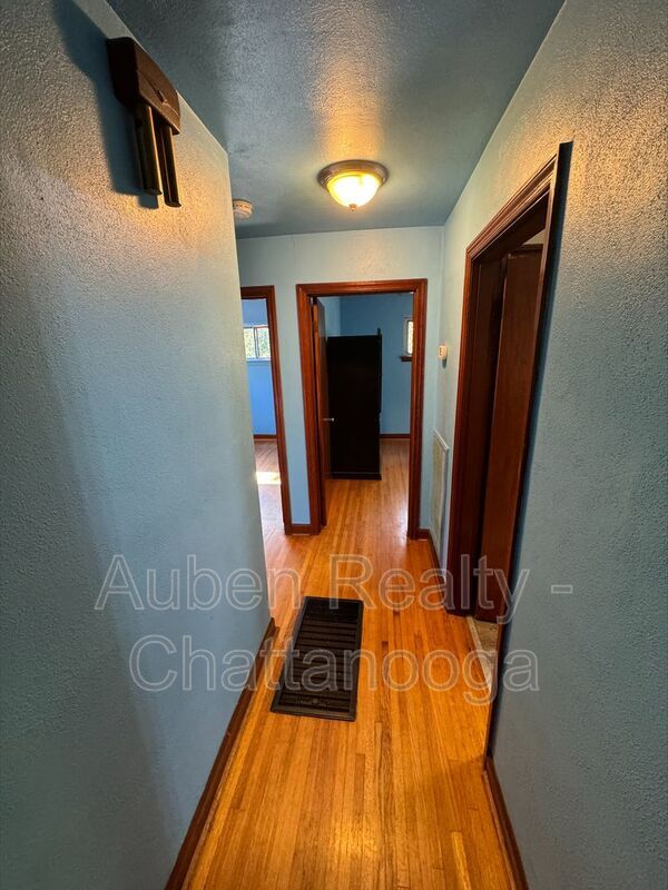 Building Photo - 1501 Akins Dr