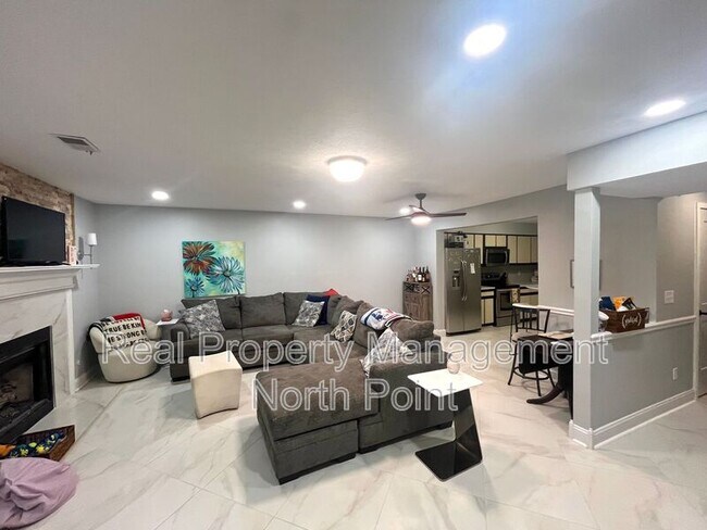 Building Photo - 5127 Village Green Way