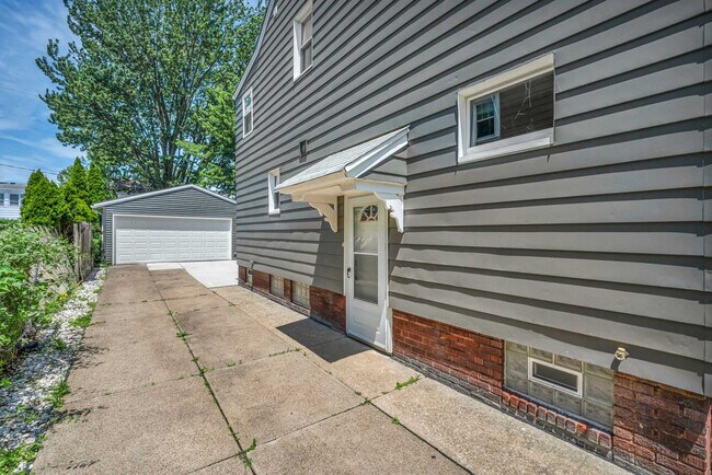 Building Photo - 3544 Tuttle Ave