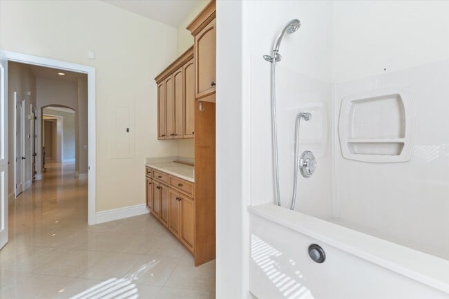 Building Photo - 10117 Edgecliff Ln