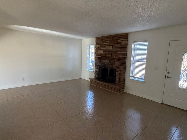 Building Photo - Charming 3 Bedroom with Huge Master Suite