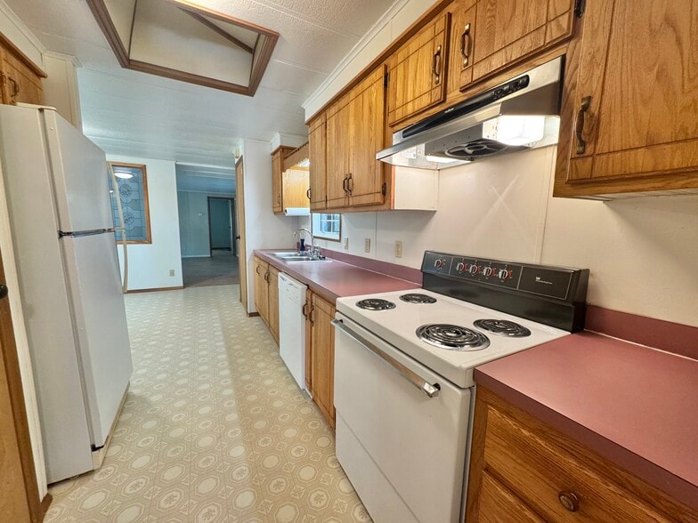 Building Photo - 24 Oakwood Ln