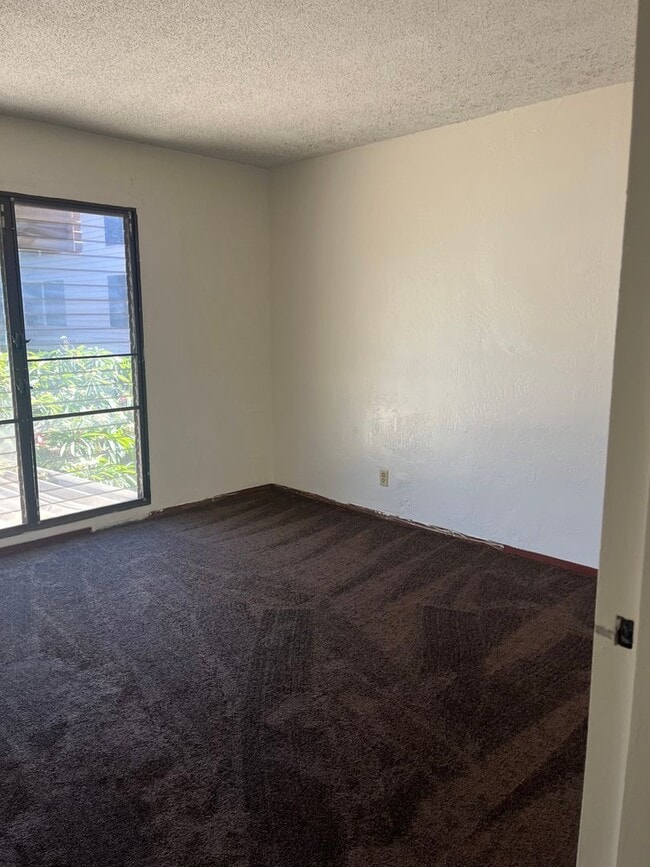 Building Photo - 4 bedroom 1 1/2 bath Townhome