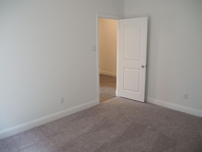 Building Photo - 2201 Yellowhammer Rd