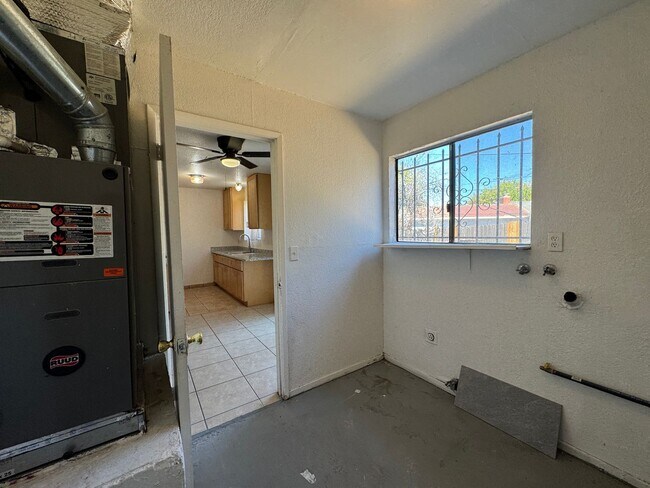 Building Photo - Two Bed, One Bath Triplex with a One Car G...