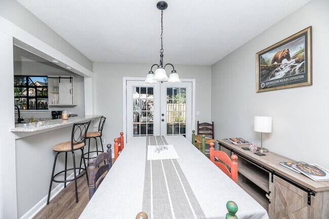 Building Photo - Charming and Spacious Home