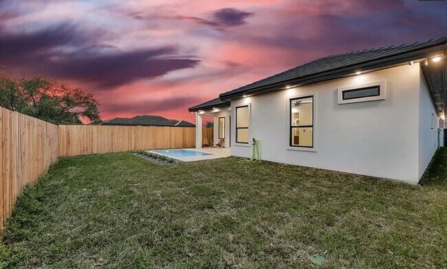 Building Photo - Luxury Living in Hyde Park – Edinburg/McAl...