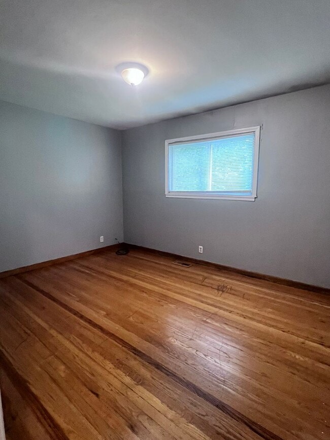Building Photo - Large single family home