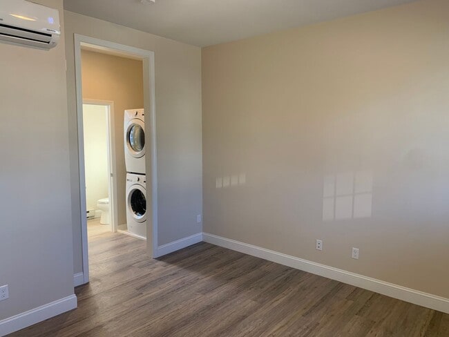 Building Photo - 129 Kenoza Ave