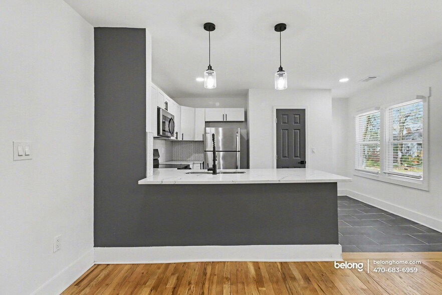 Building Photo - 1866 Thompson Ave