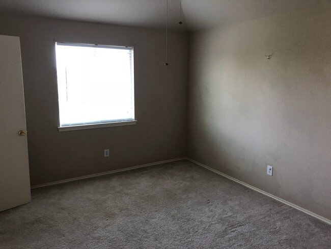 Building Photo - Roomy 4 bedroom 2.5 bath in Waxahachie!!