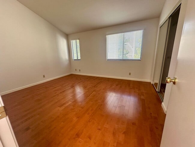 Building Photo - 2 bedroom, 2.5 bathroom townhouse with pri...