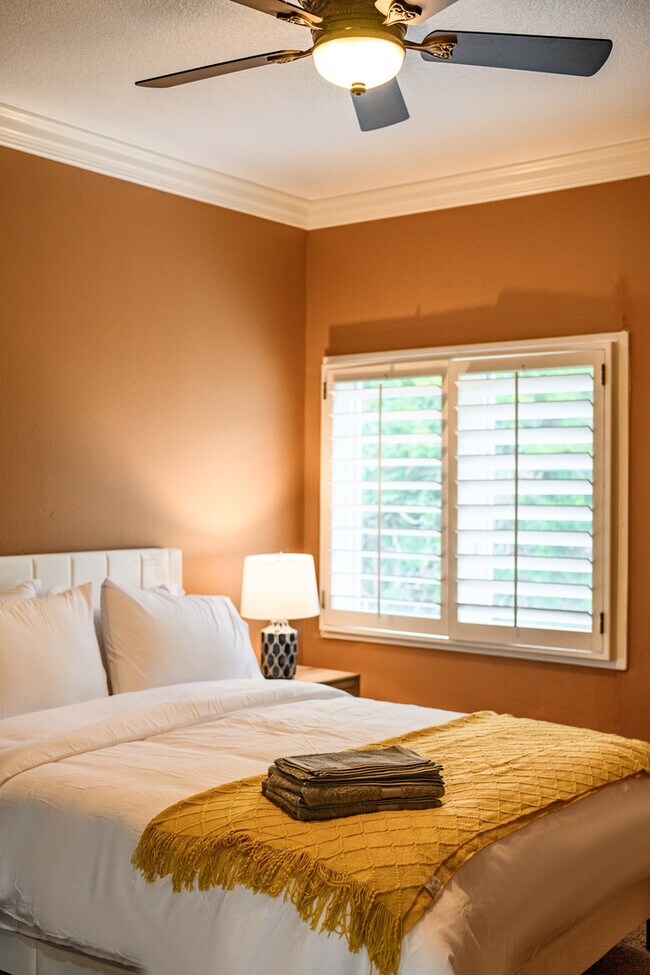 Building Photo - Elegant 5BR Furnished Estate with Pool & G...