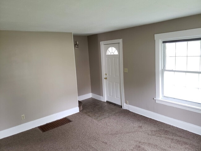 Building Photo - $599 Security Deposit Special for Lease!
