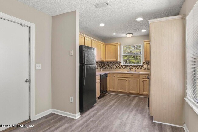Building Photo - 3924 Victoria Landing Dr S