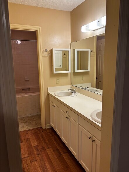 Master vanity/bath - 2108 Hamilton Pl N
