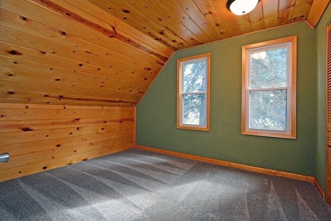 Building Photo - Beautiful 3-Bed 1.5-Bath Home in Forest La...