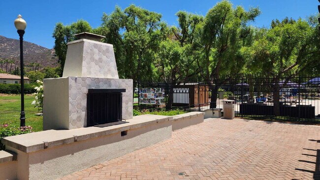 Building Photo - Gorgeous home on the Golf Course in a gated community.