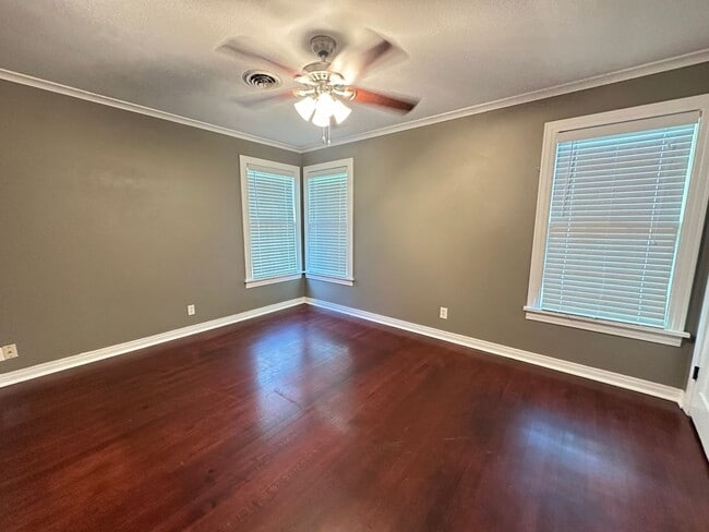 Building Photo - Spacious 2 Bedroom