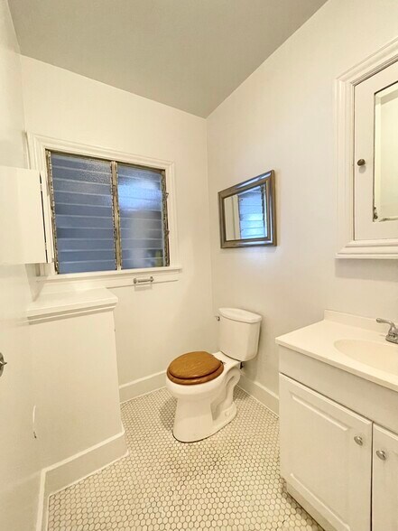 Bathroom View 2 - 717 1/2 N Ridgewood Pl